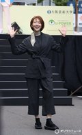 元宝塚トップスター紅ゆずる、『万博』日本館ユニフォームで登場【御堂筋ランウェイ】