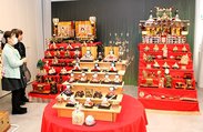 豪華なひな人形が並ぶ会場