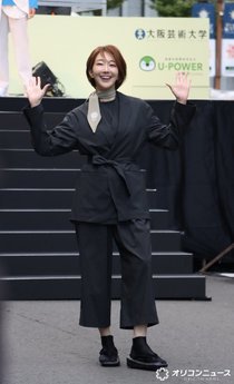元宝塚トップスター紅ゆずる、『万博』日本館ユニフォームで登場【御堂筋ランウェイ】