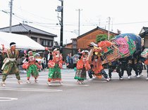 ＜市町村別２０２５重大ニュース＞小矢部市<br />獅子舞大共演会 ６年ぶり復活／１０団体出演し街に活気　３０回の節目盛り上げ