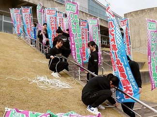 のぼり旗で春中ハンド選手歓迎　氷見高生が会場周辺に設置