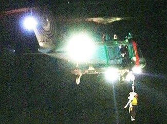 夜の山中、異例の水難救出劇　富山・常願寺川中州で釣り人が４時間孤立　県警ヘリがつり上げ