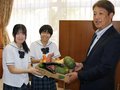 つくりもんの野菜を食材に　まつり実行委、高岡龍谷高に寄贈