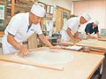 そば打ち名人目指す　２５、２６日に富山で大会、県内愛好家が特訓