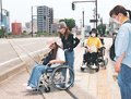 バリアフリーの課題体感　富山短大生、車いすで街歩き