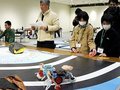 カニ型ロボットで対戦　魚津、県内外の児童参加