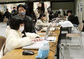 真剣な表情で「つくるUOZUプロジェクト」のオリジナルゲームを楽しむ子ども