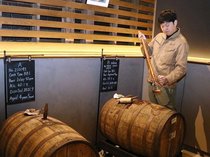 樽の原酒味わう特別体験を　若鶴酒造がハンドフィルルーム新設