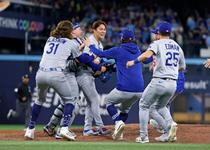 ドジャース、山本中心に歓喜の輪