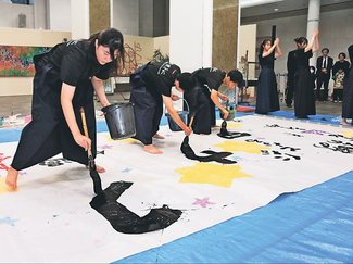 越中アートフェスタ２０回目、書道で盛り上げ　高岡高生パフォーマンス