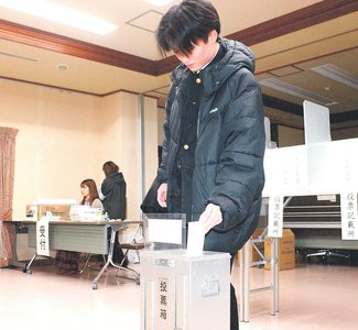 未来考え学校で一票　魚津高に臨時期日前投票所