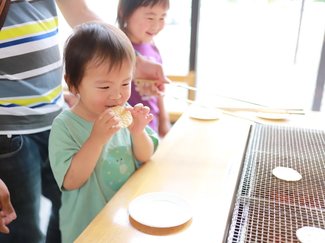 ささら屋立山本店で　焼き立てせんべいを味わう<br />【Let‘ｓ go　産業観光】