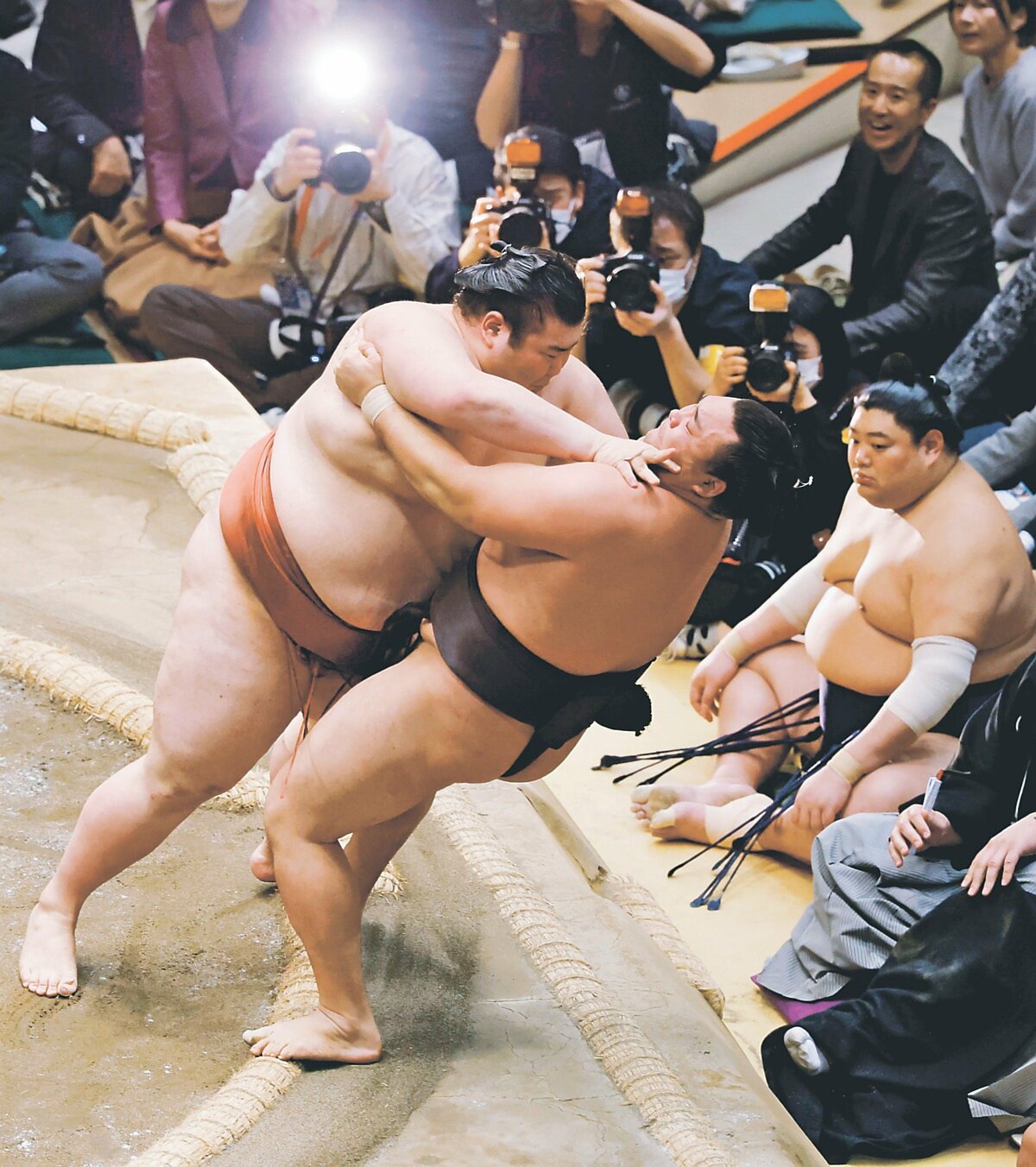 熱海富士3敗対決制し首位並ぶ 大相撲初場所14日目｜北日本新聞webun