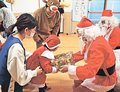 サンタさん登場 大喜び　魚津 つくし学園児、次々に質問
