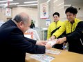 ホキコバが年賀はがき手渡す　富山中央郵便局で販売開始セレモニー