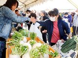 旬の野菜を買い求める来場客