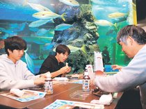 富山湾の旬を見て食べて　魚津水族館・大水槽前ですし堪能