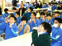 園児・小中学生ら乳酸菌飲料で元気に　入善で健康応援プロジェクト、アサヒ飲料が協力