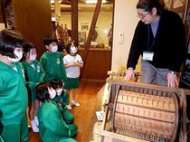 先人の暮らしや文化に理解　砺波の児童が生活用具や農具見学