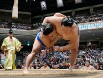 ２０歳藤ノ川、４１歳玉鷲投げる