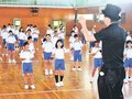 児童がジャグリングに挑戦！　魚津・清流小でパフォーマーが指導