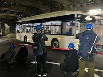 県内外の愛好者が「立山トンネル電気バス」撮影楽しむ　立山黒部アルペンルートで撮影会