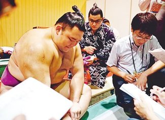 連日の攻め「やり切った」　横綱戦２連敗