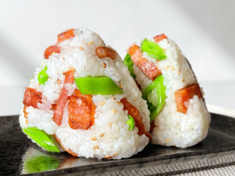 春の甘み際立つ♪ スナップエンドウと香ばしベーコンおにぎり【休日のレシピ(139)】