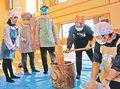 みんなでペッタンコ　富山・古里小５年生、住民とつきたて味わう