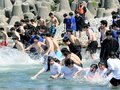 冷たい海にダイブ　滑川高海洋科、恒例の「日本海開き」