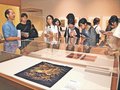 日本人と生き物の関係性に理解　金沢美術工芸大生が「どうぶつ百景」展観賞