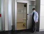 救急車から直接患者を収容できる第一種感染症病床の入り口