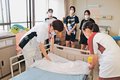 看護の仕事に理解　厚生連高岡病院で高校生見学、シーツ交換を体験