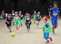 カターレ選手が園児指導　太閤山あおい園