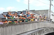 橋の上から水鉄砲を撃って楽しむ参加者