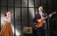 東京・日比谷公園大音楽堂の舞台に立つハンバートハンバートの佐野遊穂(左)と佐藤良成(後藤渉氏撮影)