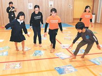 県の食や名所知ろう　富山・市中央児童館で「大型かるた大会」