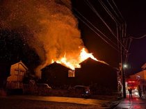 滑川・下小泉町で住宅４棟焼ける火災　焼け跡から遺体、火元の男性１人と連絡取れず