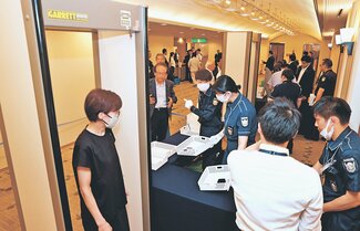 応援弁士、厳重警護で聴衆との距離にジレンマ　演台から距離・金属探知機・荷物検査