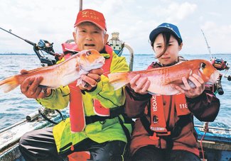 釣果はいけん<br />アマダイ体長４６センチ（左）、４９センチ（右）　追野英志さん（７９）長谷川楓さん（２３）　富山市