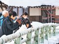 高校生が雪の町並み撮影　富山・山田地域で四季彩フォト写真教室