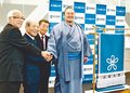 母校の化粧まわしに喜び　朝乃山　近畿大が贈呈