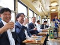 市電乗ってビール堪能　富山地鉄が試乗会
