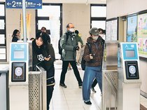 ＩＣカード 便利に「ピッ」　城端・氷見線全駅、利用客から歓迎の声