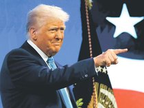 トランプ氏就任１ヵ月、「米国第一」先鋭化　大統領令７０本、政策激変