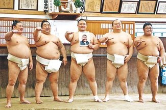 朝乃山「横綱、大関に」　近大で稽古　亡き恩師に決意