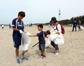 カターレ選手ら清掃活動　八重津浜海水浴場