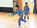 テニス・卓球組み合わせ「テニピン」簡単で楽しい　高岡・太田小で体験授業