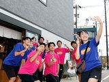 チェックポイントで記念写真を撮る学生=高岡市内