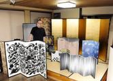 　現代アートとの「コラボレーション屏風」（左手前）などを紹介する片岡孝斗さん＝東京都墨田区